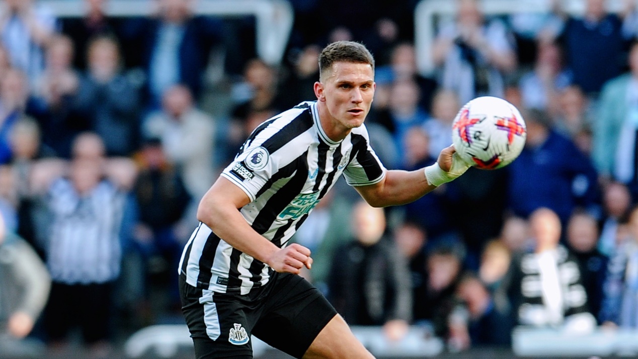 包含纽卡斯尔迎英超关键赛；关键时刻外线爆发；话题不断；赛程密集仍需轮换的词条